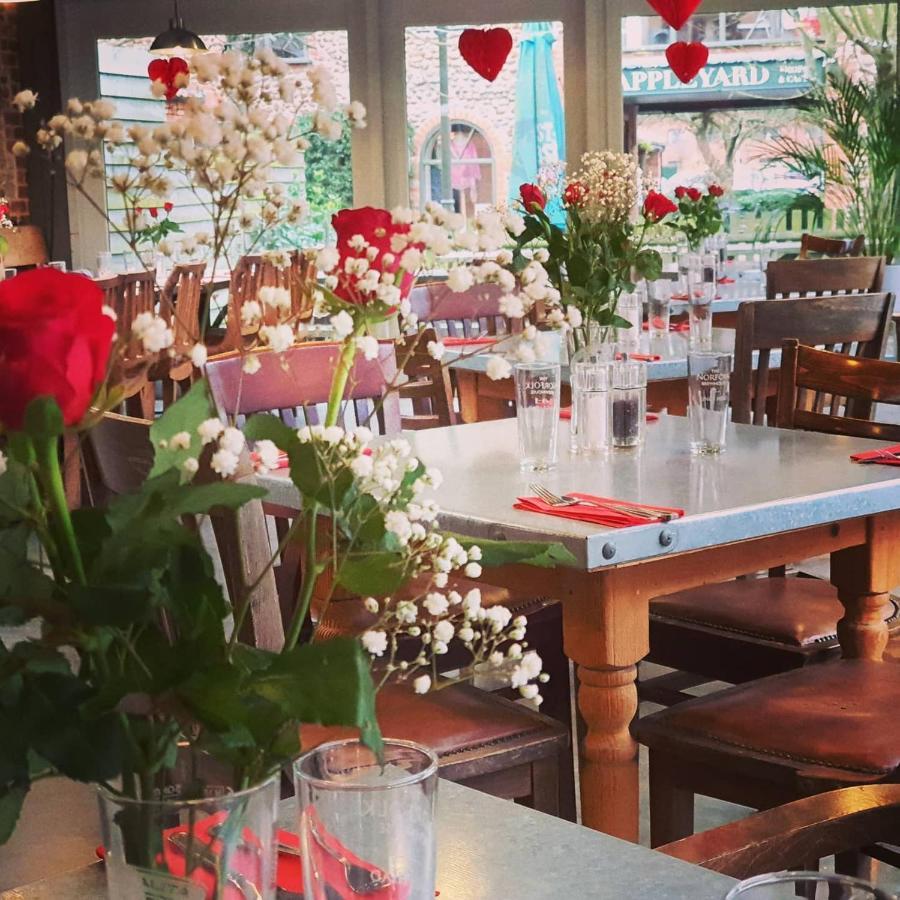 Bed and Breakfast Kings Head Holt Холт Экстерьер фото