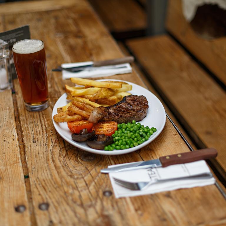 Bed and Breakfast Kings Head Holt Холт Экстерьер фото