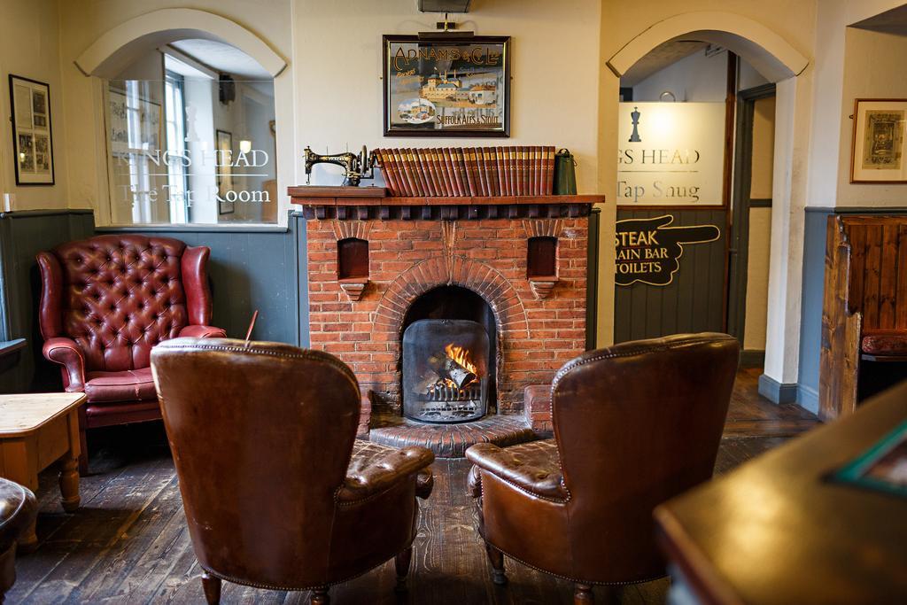 Bed and Breakfast Kings Head Holt Холт Экстерьер фото