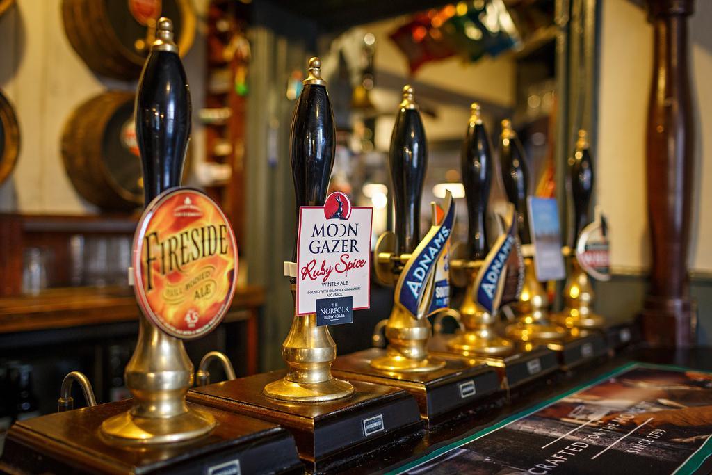 Bed and Breakfast Kings Head Holt Холт Экстерьер фото
