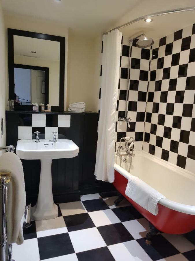 Bed and Breakfast Kings Head Holt Холт Экстерьер фото